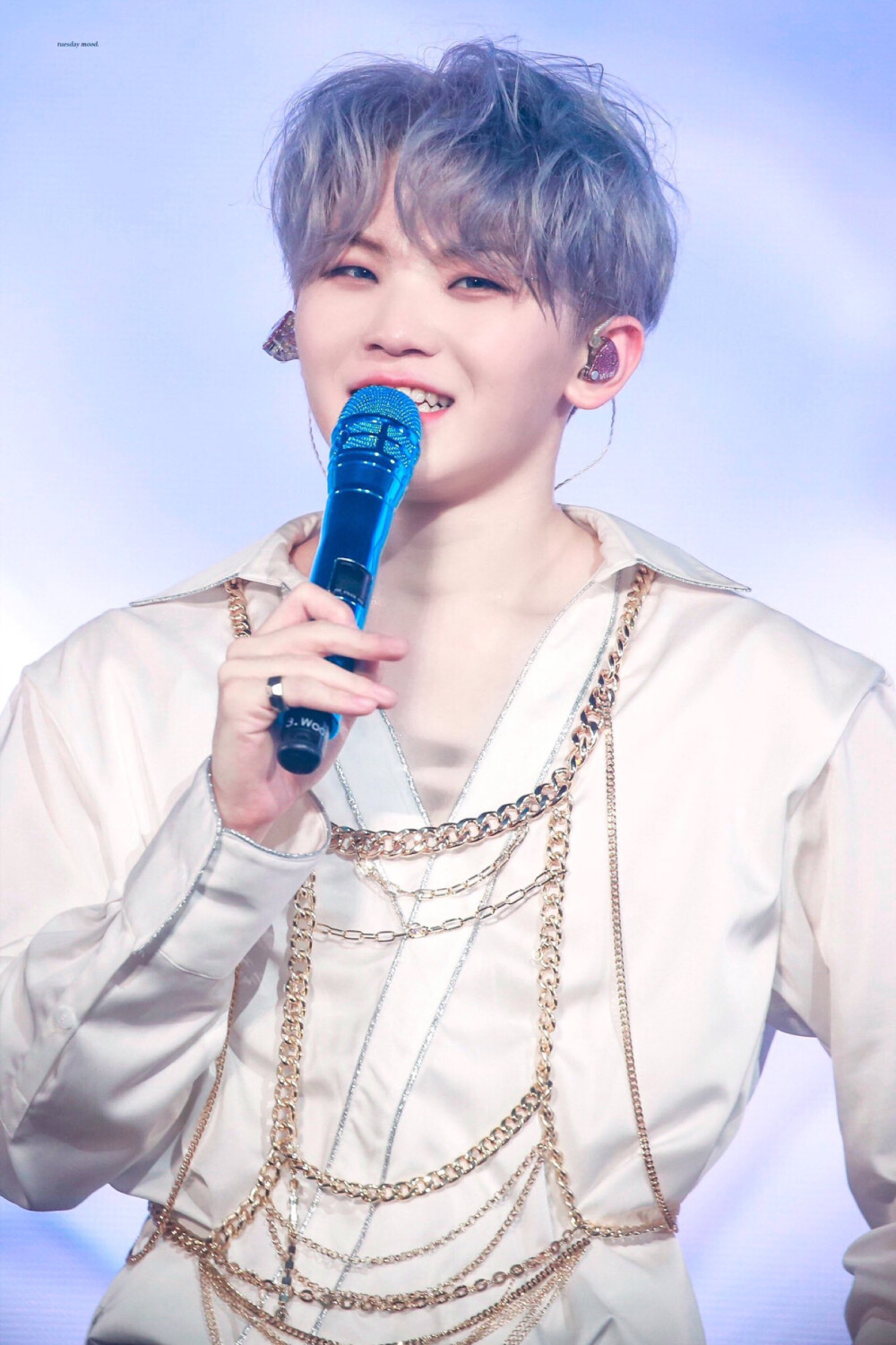 李知勋.
李知勛.
Woozi.
SEVENTEEN. 