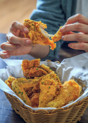 炸鸡腿
食材明细
主料
鸡腿4只
辅料
葱2棵
姜1块
鸡蛋1只
生粉适量
料酒2大勺
盐1小勺
椒盐粉适量
鲜辣粉适量
面粉适量
炸鸡腿的做法步骤
1.	
 
准备的原料。
2.	
 
鸡腿洗净，再从中间剖开。
3.	
 
加入姜丝，葱段，盐，料酒拌匀腌制2小时以上。（放冰箱冷藏）
4.	

 
腌制好的鸡腿洗净表面的葱姜，再加入少许的盐，料酒，鸡蛋。
5.	
 
加入适量的生粉。
6.	

 
拌匀待用。
7.	
 
生粉，面粉按1:1的比例配好，再加入适量的鲜辣粉，调匀。
8.	

 
将鸡腿再裹上调好的粉。
9.	
 
全部裹好待用。
10.	
 
热锅凉油，鸡腿下入，小火慢炸到鸡腿成熟。
11.	
 
捞出后再将油温中大火加热，将鸡腿再复炸1分钟左右