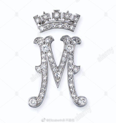 Princess Margaret's Diamond Monogram Brooch 这枚字母“M"型钻石胸针是乔治六世国王在1951年特意定制送给小女儿玛格丽特公主的21岁生日礼物。整体造型其实就是玛格丽特自己的王室标志：名字大写首字母“M"+小钻石…