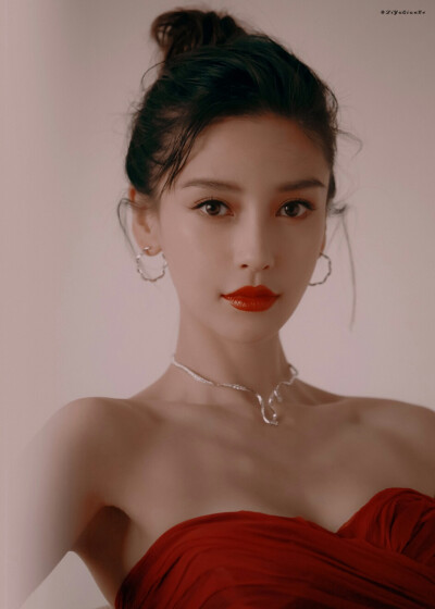 Angelababy
cr.鯉魚(yú)淺戈_