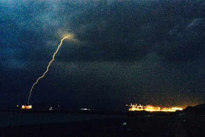 雷雨海边烧烤