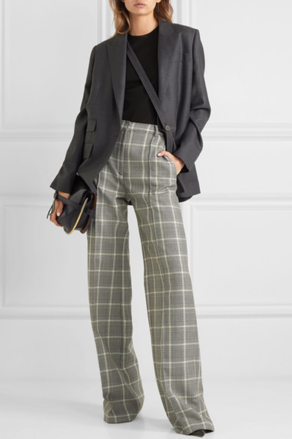 Stella McCartney 2019 早秋系列的灵感源自设计师父母的个人穿搭风格，包括她父亲的传统英式乡村造型，与其在和披头士乐队巡演时所穿的服装。这款西装外套是以柔软的羊毛面料精裁而成，与该乐队某张专辑封面上的装束如出一辙——帅气的尖领和宽松的直筒廓形功不可没。复古的它与格纹阔腿裤同穿效果尤佳。