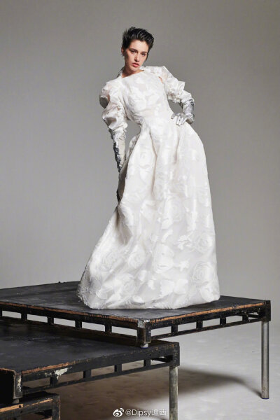 Vivienne Westwood Bridal 2020 春夏
极致简约有朋克
图片来自微博Dipsy迪西