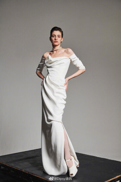 Vivienne Westwood Bridal 2020 春夏
极致简约有朋克
图片来自微博Dipsy迪西