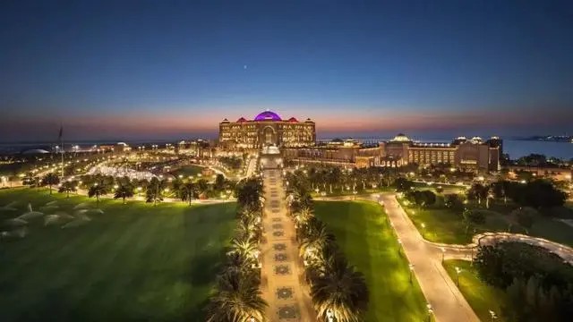 阿联酋皇宫酒店
Emirates Palace Hotel
这座耗资 30 亿美元，用 40 吨黄金打造的酒店，本身就是奢侈品。酒店设计出自英国设计师约翰·艾利奥特之手，他曾为苏丹和文莱的王宫贵族设计过宫殿，所以约翰深谙奢华的真谛。