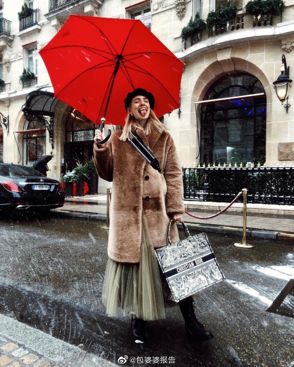 德国博主Leonie Hanne在摩洛哥取景随便一拍 像是打翻了的颜料盘 跟Dior新款马鞍包和托特包的艺术气息非常符合
Vogue.com的Sally Singer总结说，“摩洛哥在迪奥的DNA里”。可以说是非常贴切了。 ​​​