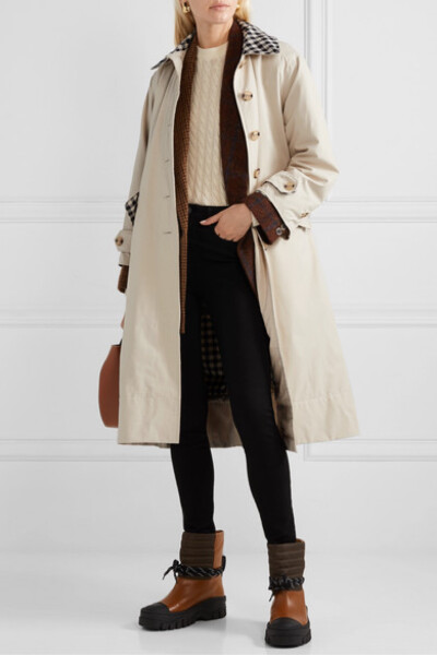 ALEXACHUNG 与英国老牌 Barbour 联手，以当下流行的摩登廓形重新解构后者的经典外套，并添加了不少趣味细节。这件 “Glenda” 大衣就是以 Barbour 的 “Beacon Thornproof” 款式为原型，采用柔软垂顺的棉质混纺面料…