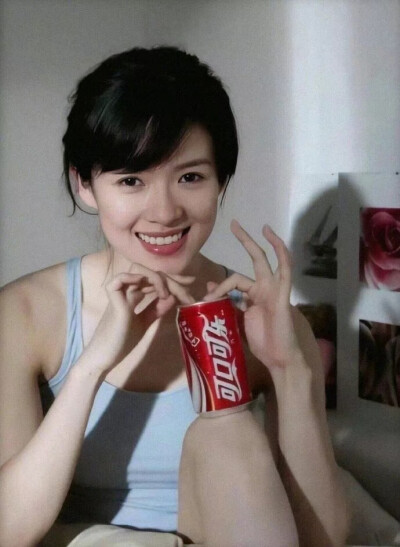 24岁的章子怡 / 拍摄可口可乐广告,水灵通透的少女美