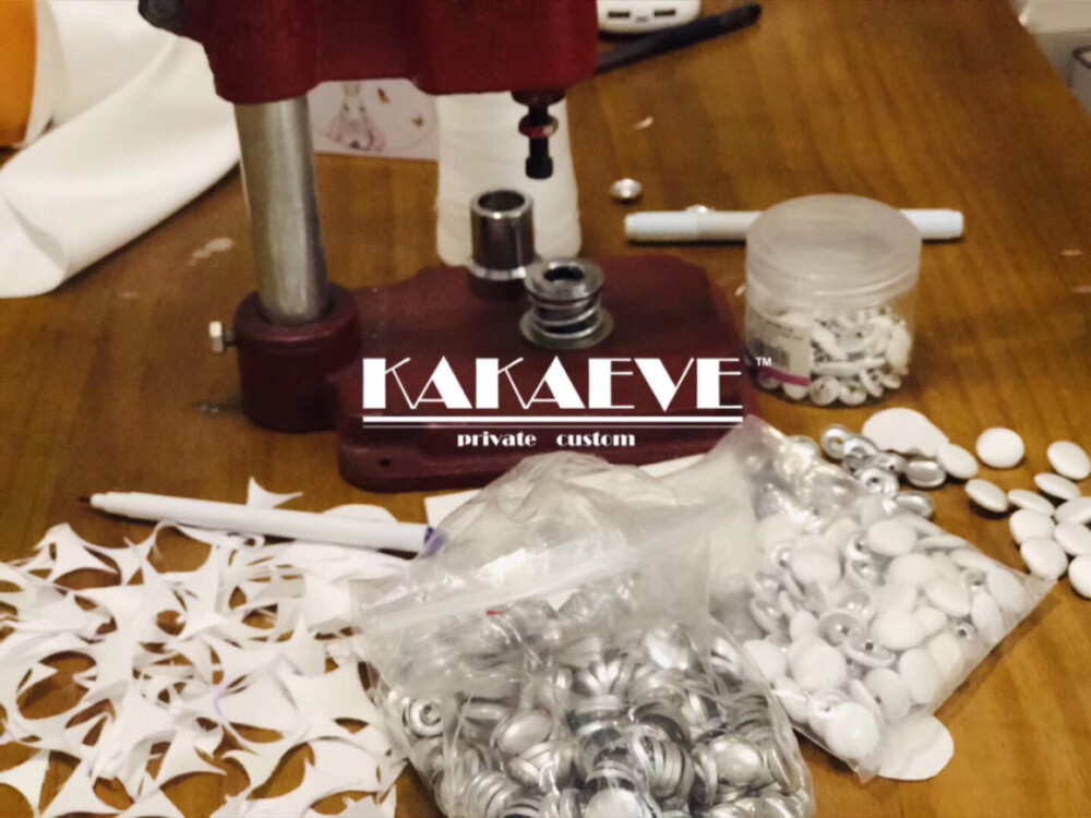 KAKAEVE | #原创设计#[奋斗]
➕班➕点…
只为呈现心中想要的那个模样
#期待与你相见，2020SS专场大秀#
#杭州KAKAEVE婚纱高级定制#