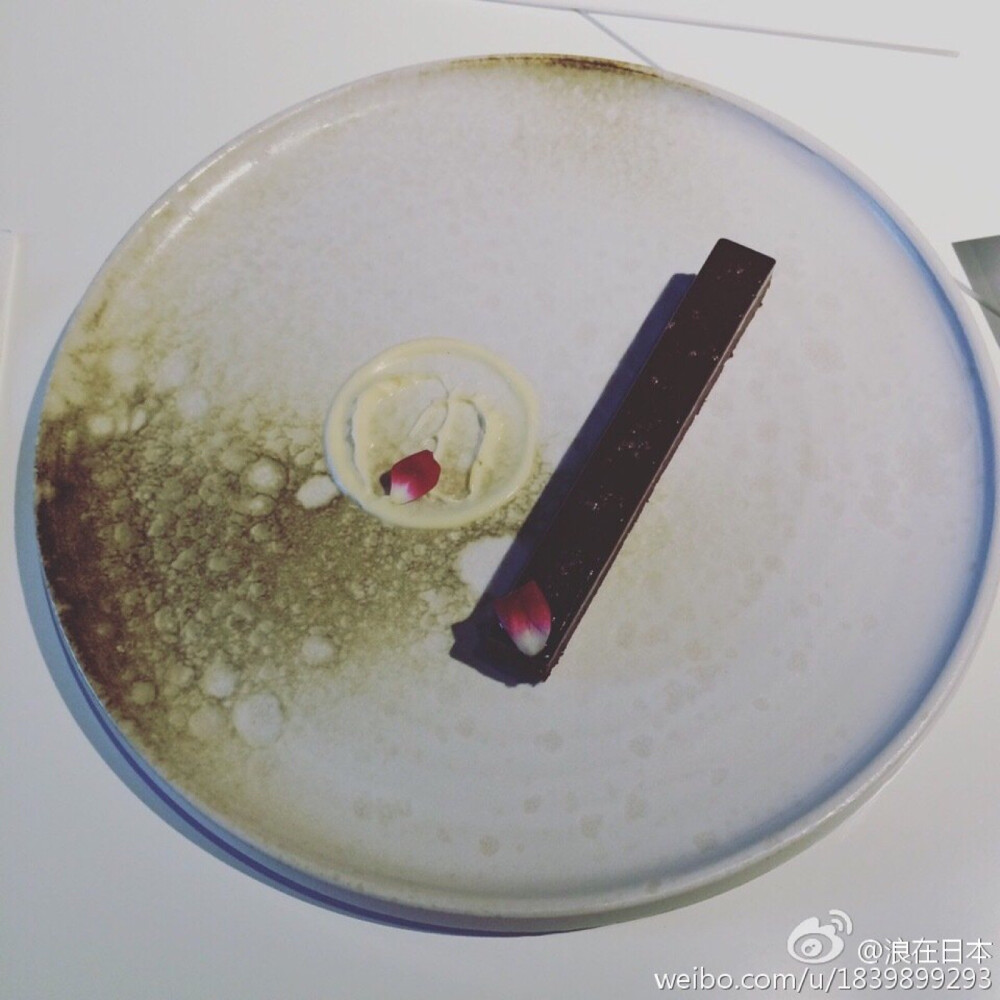 #好像很好吃的星球#色：noma御用餐具的丹麦陶艺家K.H.Würtz大胆而复杂的釉色陶器仿佛悬挂夜空的秘密星球；香：diptyque的感官之水若隐若现的飘散在空间；味：挖来周末需要提前两周预定都不一定能吃上的Chikalicious主厨在你眼前，你喜欢的展品盘子呈上特别创作的甜品。恩，这才是一个展该有的样子。 ​