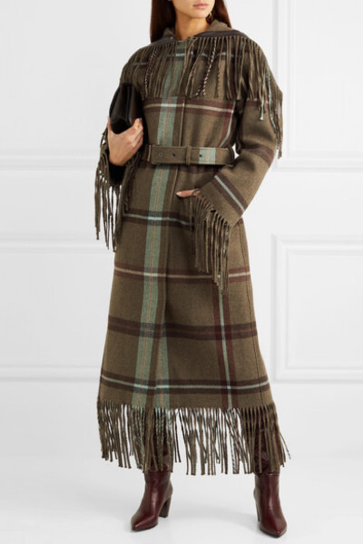 2019 秋冬季，Salvatore Ferragamo 创意总监 Paul Andrew 运用全新比例设计，打造出别具新意的摩登精裁装。其中的这件秀款外套以重磅斜纹布制成，面料中的真丝成分为整体平添柔软度，腰带可收束略微宽松的廓形。本网…