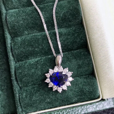 现货天然蓝宝石吊坠
主石1.21ct，AIGS浓艳矢车菊色，实物皇家蓝，钻石0.332ct