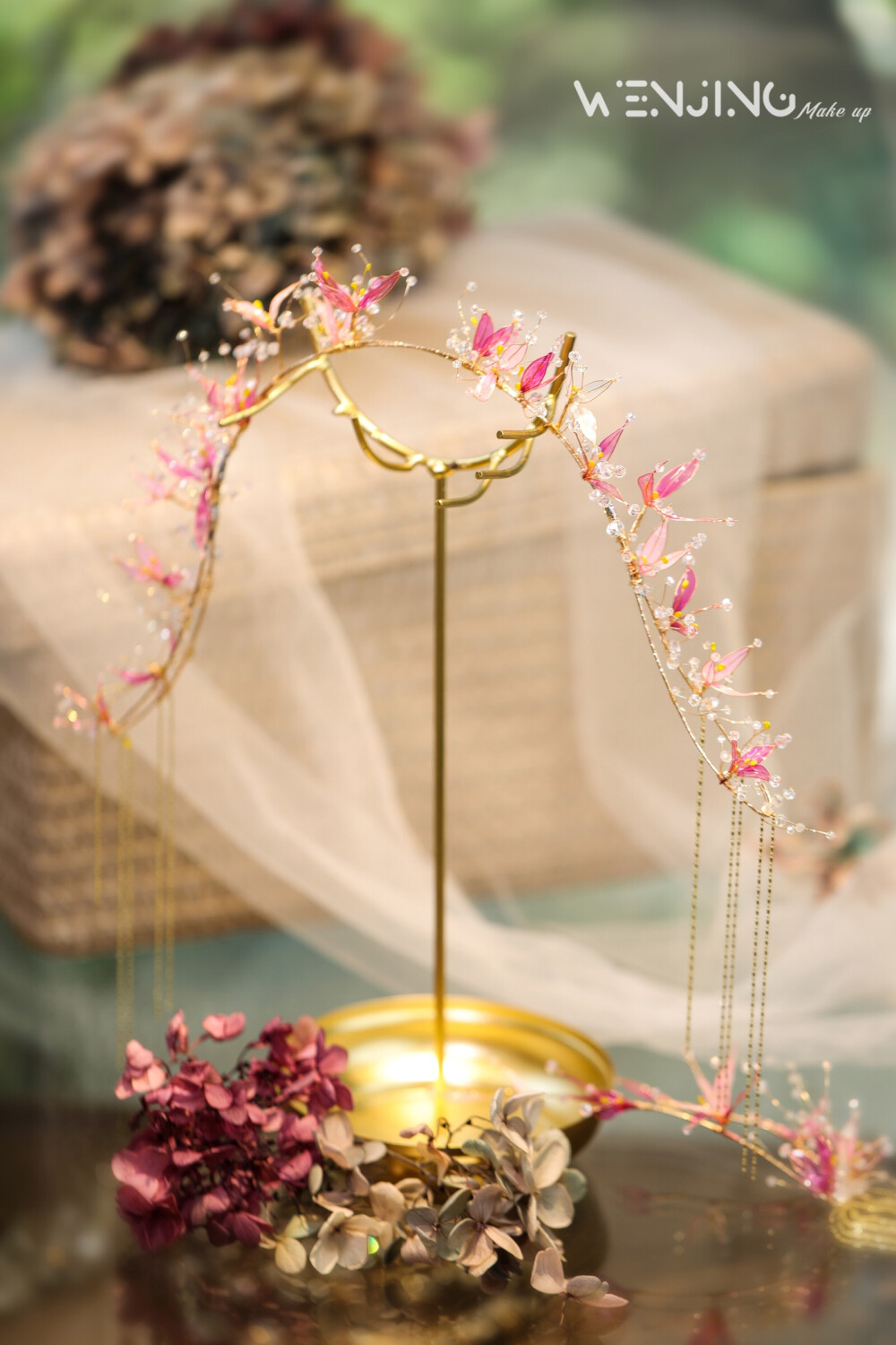 【中式新娘头饰】· 造花液工艺
总在琢磨着新形式
让花瓣着色有更多可能
有簇拥·有外放
整体的细线条
表现了中式的婉约与柔美
高级手工班助理老师：
新黎老师&小洁老师