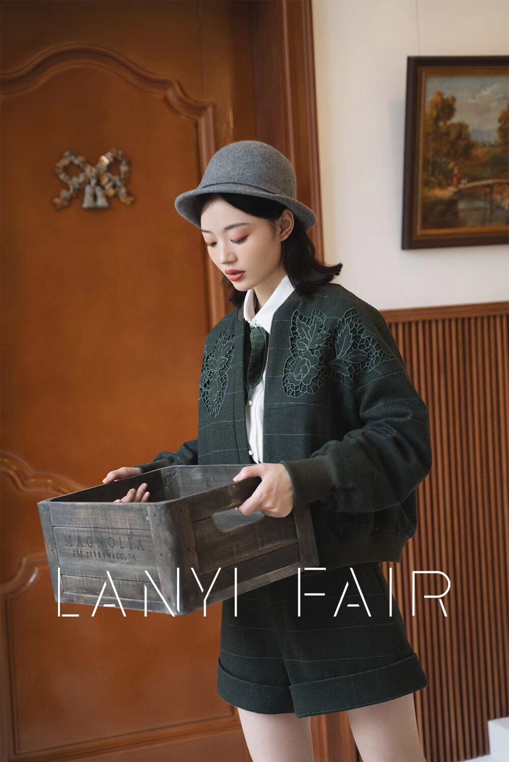 兰奕屋语 LANYIFAIR 成衣
绿色格纹镂空刺绣羊毛夹克
一件夹克，要做绣花纹样，绣花，手工镂空。颜色上还得配绣线，拉链，罗纹，里衬。制作的时候严格对格。每一步都需耗费很多时间精力，像设计婚纱一样对待每一件成衣。
服装设计：兰奕