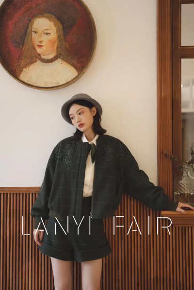 兰奕屋语 LANYIFAIR 成衣
绿色格纹镂空刺绣羊毛夹克
一件夹克，要做绣花纹样，绣花，手工镂空。颜色上还得配绣线，拉链，罗纹，里衬。制作的时候严格对格。每一步都需耗费很多时间精力，像设计婚纱一样对待每一件成…