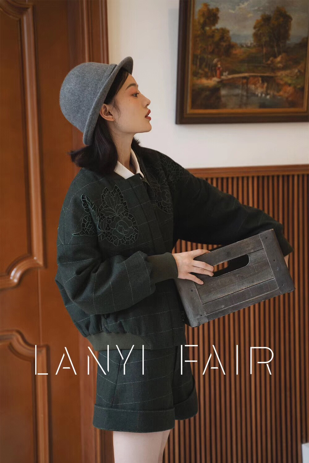 兰奕屋语 LANYIFAIR 成衣
绿色格纹镂空刺绣羊毛夹克
一件夹克，要做绣花纹样，绣花，手工镂空。颜色上还得配绣线，拉链，罗纹，里衬。制作的时候严格对格。每一步都需耗费很多时间精力，像设计婚纱一样对待每一件成衣。
服装设计：兰奕