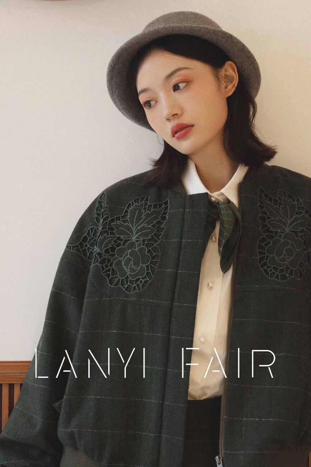 兰奕屋语 LANYIFAIR 成衣
绿色格纹镂空刺绣羊毛夹克
一件夹克，要做绣花纹样，绣花，手工镂空。颜色上还得配绣线，拉链，罗纹，里衬。制作的时候严格对格。每一步都需耗费很多时间精力，像设计婚纱一样对待每一件成衣。
服装设计：兰奕