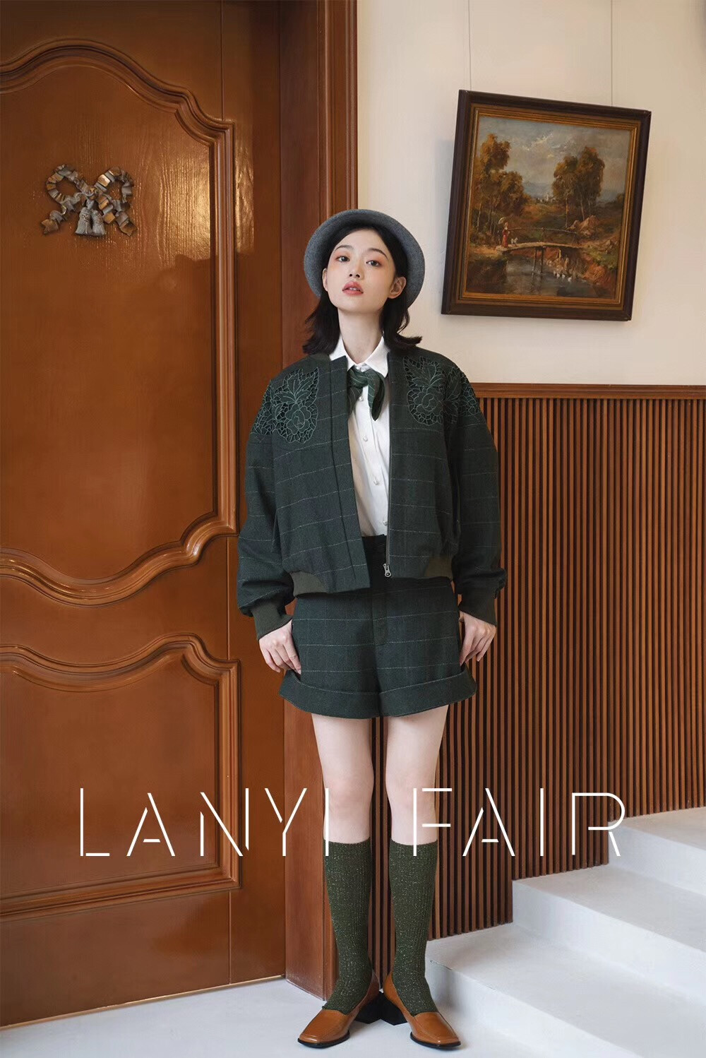 兰奕屋语 LANYIFAIR 成衣
绿色格纹镂空刺绣羊毛夹克
一件夹克，要做绣花纹样，绣花，手工镂空。颜色上还得配绣线，拉链，罗纹，里衬。制作的时候严格对格。每一步都需耗费很多时间精力，像设计婚纱一样对待每一件成衣。
服装设计：兰奕