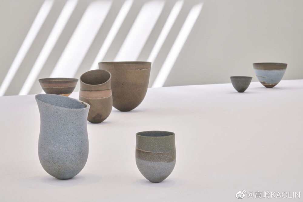 #工作室陶艺# Jennifer Lee是2018年 @LOEWE罗意威 手工艺奖的获得者，【Jennifer Lee: the potter’s space】展览于2019年7月9日~9月22日在英国牛津的Kettle's Yard博物馆开放。这次展览集中了Lee自1994年以来的40多件作品。她的作品源于古老的“泥条盘筑”纯手工制作的无釉粗陶器，具有光滑的表面和丰富的色彩。Lee专注于材料和元素之间的相互作用，以一种既古老又现代创作方式有力地唤起时间，地点和过程的体验。#英国# #陶艺#