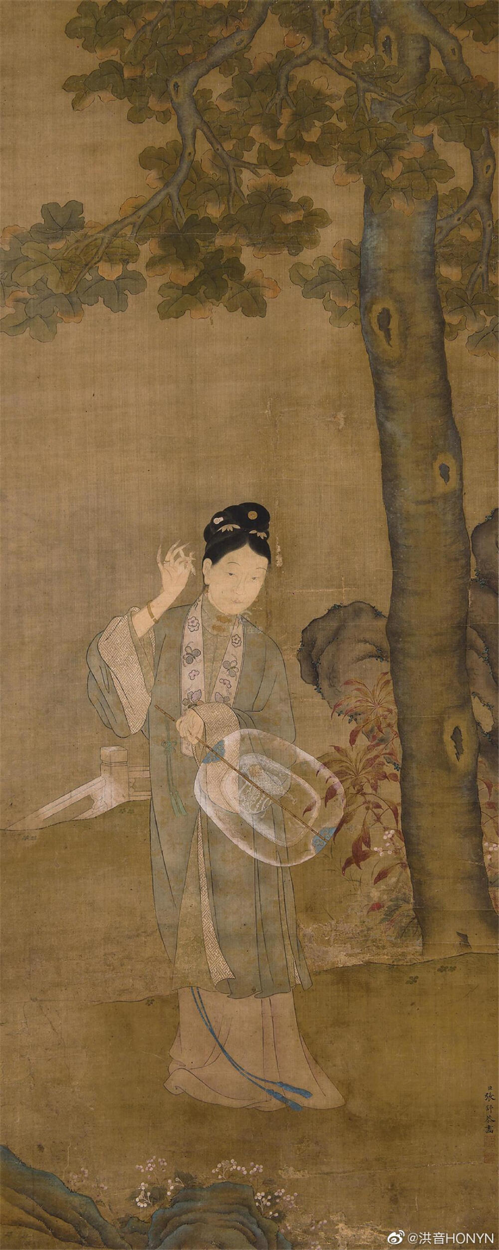 桐荫仕女 镜心 设色绢本。张舒（清） 142.8×56.8cm 款识：臣张舒恭画。 钤印：「臣张舒」、「恭绘」。张舒，号怀鸥（又号醉鸥），元和人。乾隆时，供奉内廷，善画花草，天资超迈，不规于古法，挥洒泪风驰，顷刻成幅。