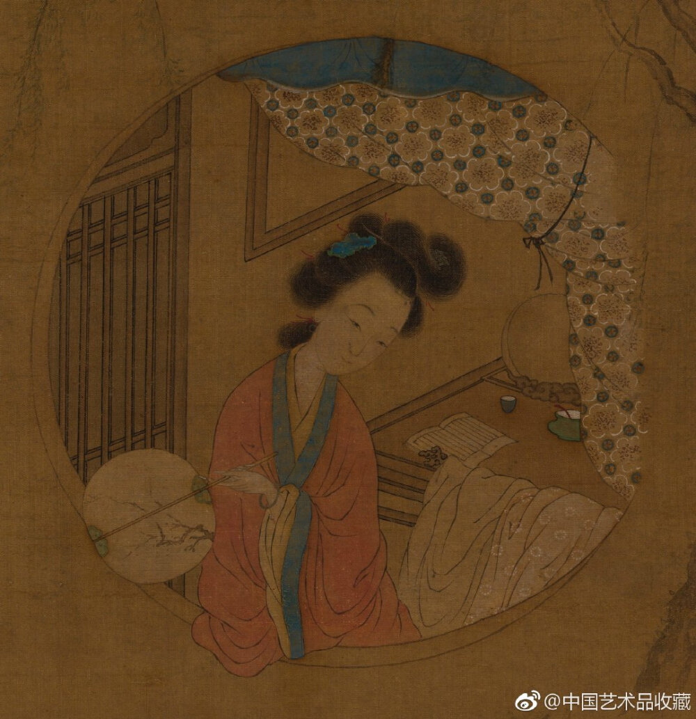 【 清 崔鹤 《李香君小影》 】立轴，绢本设色，52.4×124.5cm，美国纽约大都会艺术博物馆藏。 此作绘于1817年秋天，画面上的李香君伏在窗户边，面目清秀，脸色沉静，似在优愁，又似思念。作者通过一幅肖像画，将一代秦淮名妓李香君的柔美、坚毅、刚强和痴情表现的淋漓尽致！该画中的李香君沉秀纤柔，举止娴雅，衣纹线条清劲流畅，用笔工细。画中的背景十分简略，用以突出仕女的神情和姿态及内心活动。
画家崔问琴（崔鹤）在这幅画中对生活于媚香楼（南京一妓院名）的李香君做了较有思想的设计：李香君置身于拱月圆形中式窗建筑中，其人娇弱之形象与屋中之陈设及屋顶之柳树，乃是对李香君身份之隐喻。其手中之桃花扇乃侯方域所赠，象征一段爱情（屋前之桃花则是对两人感情的进一步隐喻）；而桌上摊开着的一本书，则别有含义：其虽身世复杂，却有着非同凡可的知识累积，有其个人之精神魅力，此非容貌姿色可易窥得。遂崔氏于该画之布局颇费一番心思。
李香君（1624-1653年）又名李香，号“香扇坠”，原姓吴，苏州人。她与董小宛、陈圆圆、柳如是等被称为“秦淮八艳”。因家道败落，飘泊异乡在李香