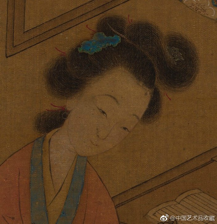 【 清 崔鹤 《李香君小影》 】立轴，绢本设色，52.4×124.5cm，美国纽约大都会艺术博物馆藏。 此作绘于1817年秋天，画面上的李香君伏在窗户边，面目清秀，脸色沉静，似在优愁，又似思念。作者通过一幅肖像画，将一代秦淮名妓李香君的柔美、坚毅、刚强和痴情表现的淋漓尽致！该画中的李香君沉秀纤柔，举止娴雅，衣纹线条清劲流畅，用笔工细。画中的背景十分简略，用以突出仕女的神情和姿态及内心活动。
画家崔问琴（崔鹤）在这幅画中对生活于媚香楼（南京一妓院名）的李香君做了较有思想的设计：李香君置身于拱月圆形中式窗建筑中，其人娇弱之形象与屋中之陈设及屋顶之柳树，乃是对李香君身份之隐喻。其手中之桃花扇乃侯方域所赠，象征一段爱情（屋前之桃花则是对两人感情的进一步隐喻）；而桌上摊开着的一本书，则别有含义：其虽身世复杂，却有着非同凡可的知识累积，有其个人之精神魅力，此非容貌姿色可易窥得。遂崔氏于该画之布局颇费一番心思。
李香君（1624-1653年）又名李香，号“香扇坠”，原姓吴，苏州人。她与董小宛、陈圆圆、柳如是等被称为“秦淮八艳”。因家道败落，飘泊异乡在李香