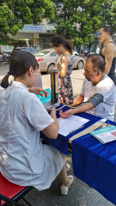 玛莉医疗在棠德花园幸福广场举办献爱心义诊活动，现场免费进行四高（高血压，高血糖，高血脂，高尿酸）检查，寒湿体验券派发，为社区居民普及健康防病保健知识。