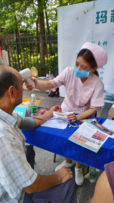 玛莉医疗在棠德花园幸福广场举办献爱心义诊活动，现场免费进行四高（高血压，高血糖，高血脂，高尿酸）检查，寒湿体验券派发，为社区居民普及健康防病保健知识。