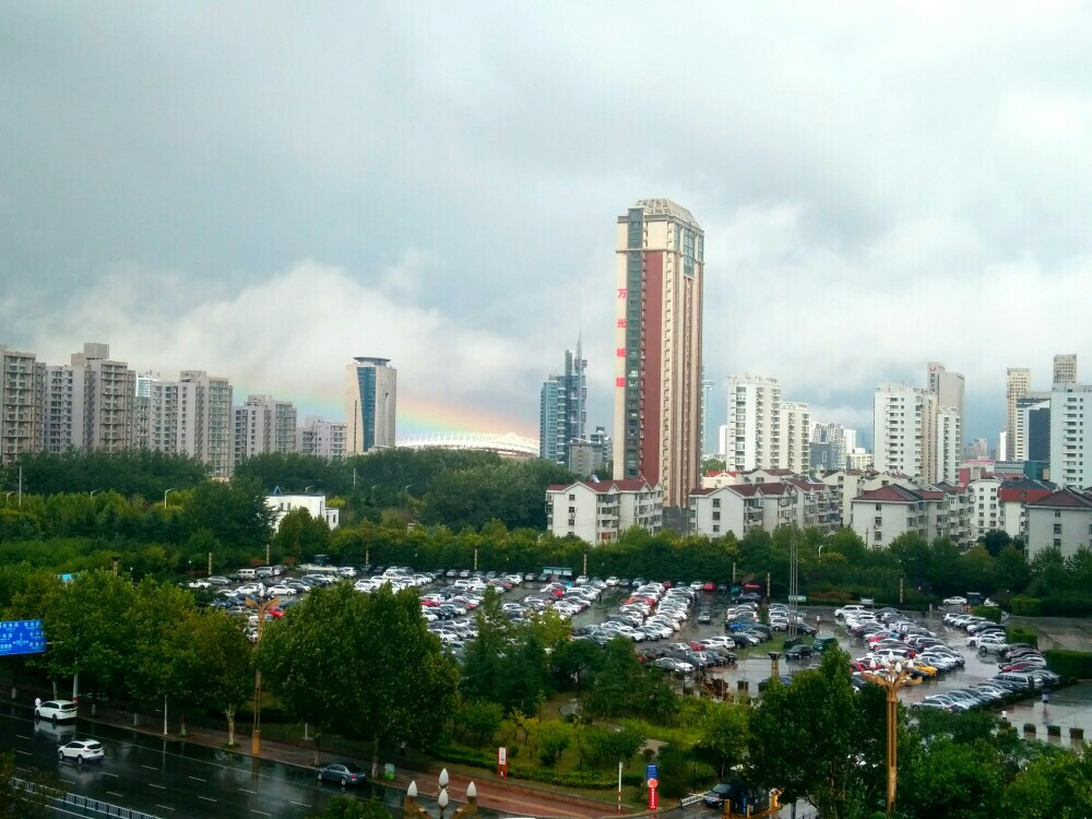 前两天大雨后惊现彩虹，还两次，这真的是我第一次见到彩虹，好漂亮的说。