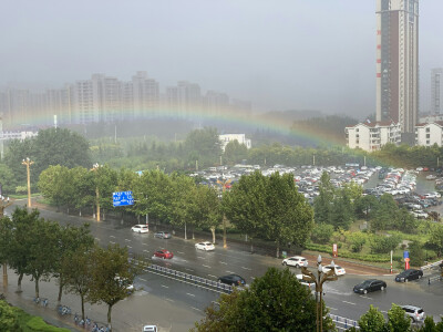 前两天大雨后惊现彩虹，还两次，这真的是我第一次见到彩虹，好漂亮的说。