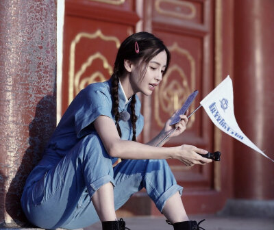 杨颖（Angelababy），1989年2月28日出生于上海市，华语影视女演员、时尚模特。2003年，Angelababy以模特身份在香港出道。2007年，她开始将工作重心转向大银幕。2011年在爱情片《夏日乐悠悠》中首次担任女主角。2012…