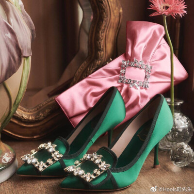 #鞋先生，一见钟情# Roger Vivier Broche Vivier真的太美了，缎面精致而少女，钻扣尤其特别，像个复古画框一样浪漫。大家喜欢吗？ ​​​