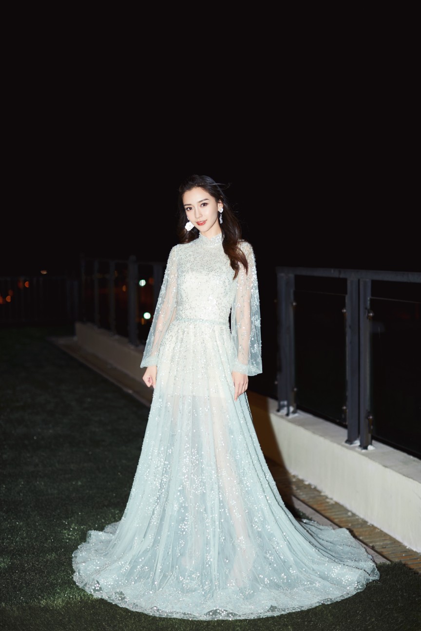 Angelababy 央视中秋晚会节目《回家的路》
服装：Rami Kadi 2019 FW 高定
化妆：@春楠
发型：@朱子曰_Zyu 
造型：@StationX_Official
摄影：@摄影师黄辉