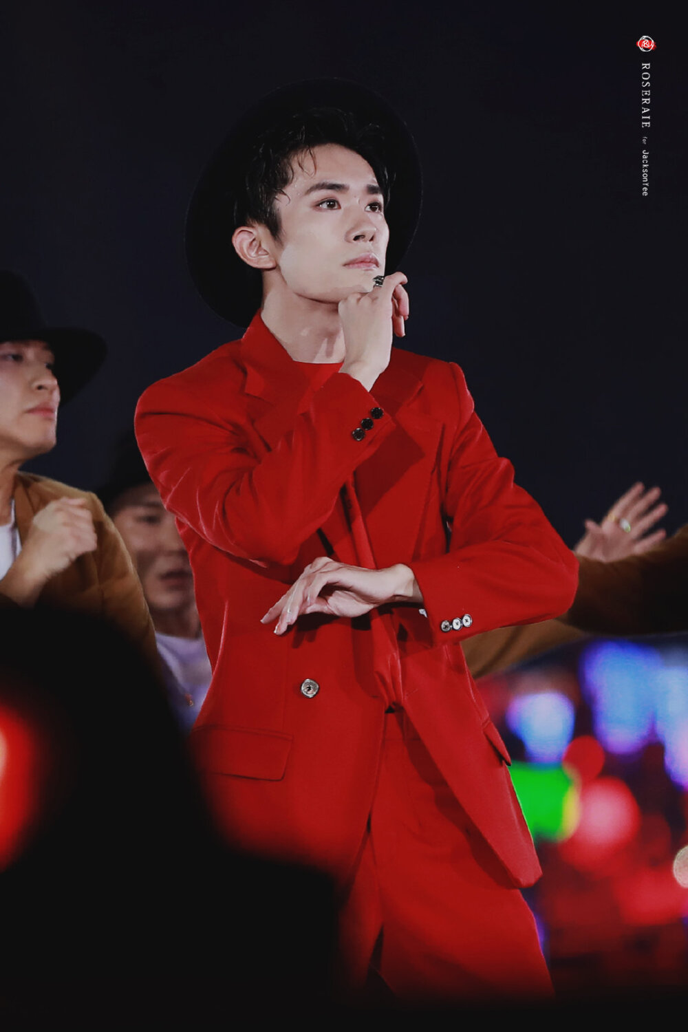 图cr. wbRoseraie 1128
二传注明
TFB/啵啵
易烊千玺
温柔的月亮被揉碎成一撮星星
融化在你的眼睛里