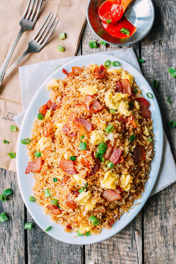 【香肠炒饭】食材 香肠200g米饭150g 油适量盐适量辣椒适量酱油适量调味料适量 步骤 1备食材； 鸡蛋，香肠，辣椒一个。 2备好的食材全切丁， 3烧油倒进切好的食材炒匀， 4加盐炒熟。 5倒进米饭， 6翻炒均匀。 7调入酱油和调味料， 8炒散炒匀炒入味。