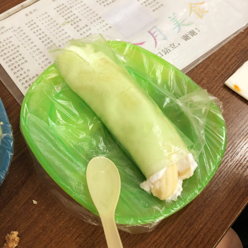 打卡炸加姨、芬芳甜品、摩打食堂、金月小食、森记小食，原本今天要去沙园市场但是天气太热没去成，留给下个假期，搜菜市场的时候发现还有一个江南果菜市场，是全国最大的水果批发市场，果菜市场狂热爱好者准备好继续长胖了吃了琯溪蜜柚，柚子皮做了小灯笼～