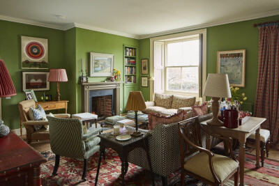 英国室内装饰设计师Rita Konig布置的英格兰北部度假屋，当代与历史的融合自然又活泼，极具设计师特色，不论用的是老家具还是新摆设，度假屋就该是缤纷快乐的呀~ ​​​