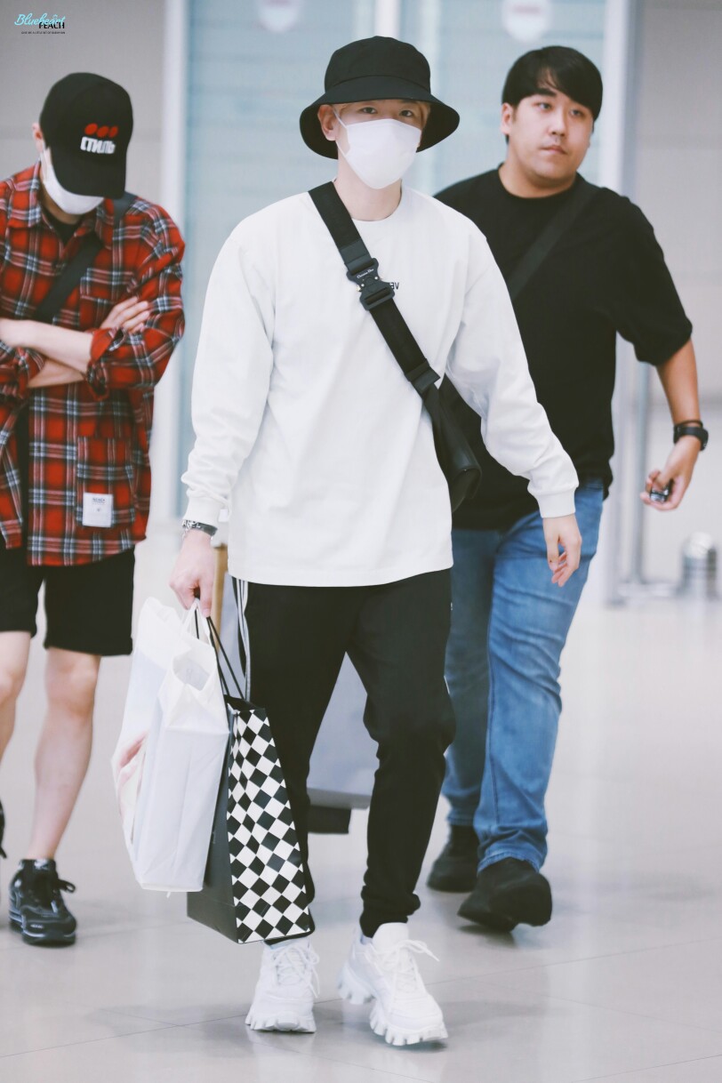 190916 ICN（图©BlueheartPeach）
帽子 | Mackbarry Bucket hat
包 | DIOR BLACK DIOR OBLIQUE SADDLE BAG（约RMB19184元）
手链 | DIOR "CD ICON" CHAIN LINK BRACELET IN SILVER（约RMB5670元）
手链 | CHANEL LOGO MESH BRACELET（约RMB7100元）
上衣 | VETEMENTS White Logo Long Sleeve T-Shirt（约RMB2587元）
裤子 | Adidas MEN'S ORIGINALS SST TRACK PANTS（约RMB448元）
鞋子 | PRADA Cloudbust Thunder knit sneakers（约RMB6350元）