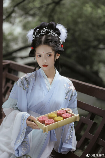 月儿圆圆挂天边，月饼儿甜甜画中秋