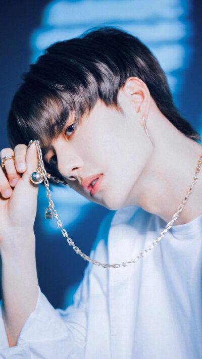 王一博（蒂芙尼）
图源:初南宿清月