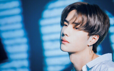 王一博（蒂芙尼）
图源:初南宿清月