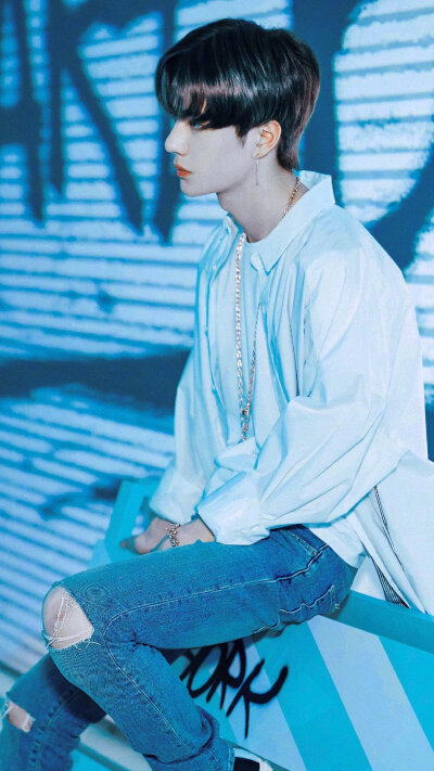 王一博（蒂芙尼）
图源:初南宿清月