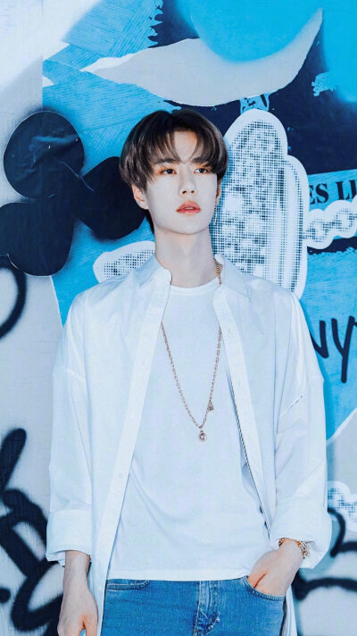 王一博（蒂芙尼）
图源:初南宿清月