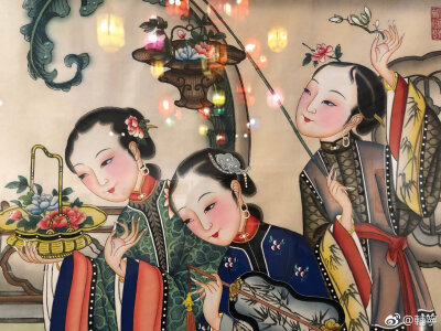 花似伊。柳似伊。花柳青春人别离。——天津杨柳青年画博物馆藏清代年画《仕女春游》