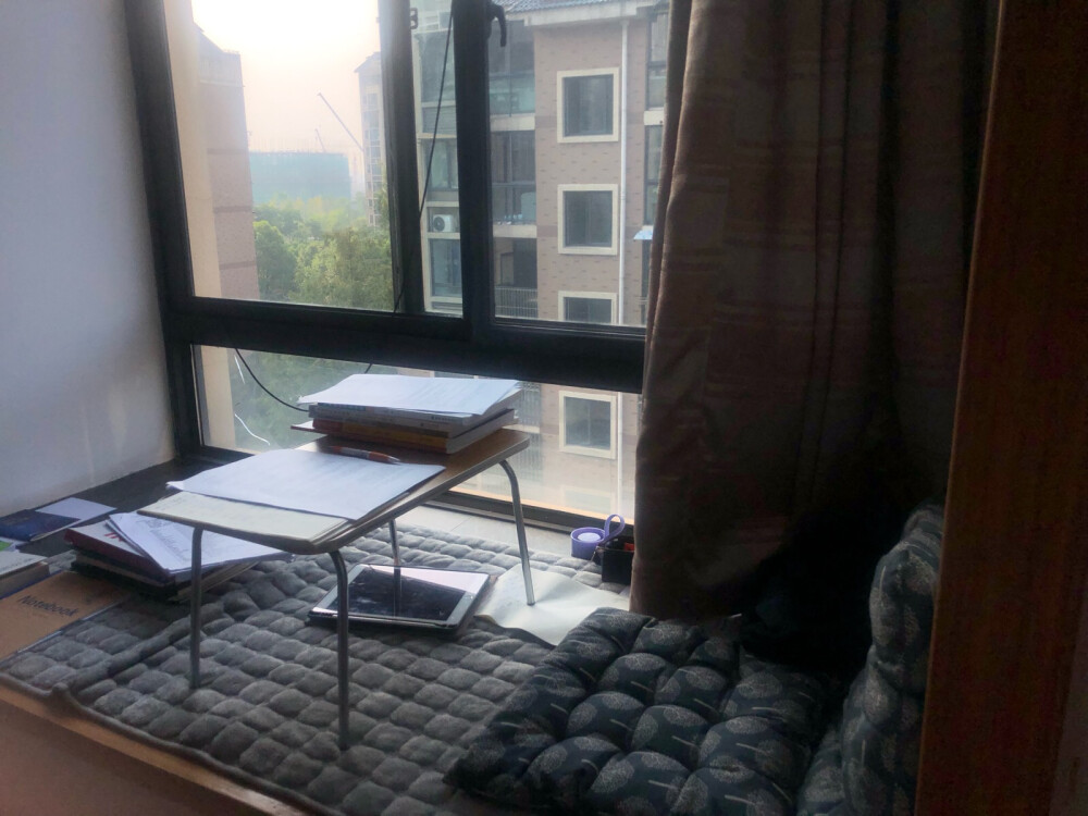 Day95
自己制定了剩下备战的计划，说句实话，这个计划我8月份就已经制定过，只是现在的比较完善，只是当时没有坚持下去。说到坚持，其实是一件很不容易的事，坚持每天5点起床，12点睡觉，坐在那里学习，一坐就是半天，窗外的风景与我无关，累了抬头望望天空...但是一旦坚持了，就会成功！
我很喜欢这个位子，是我唯一觉得离外面最近的地方。楼下的那只猫，从昨晚到现在我都没看见它，我买了猫粮，你记得回来。