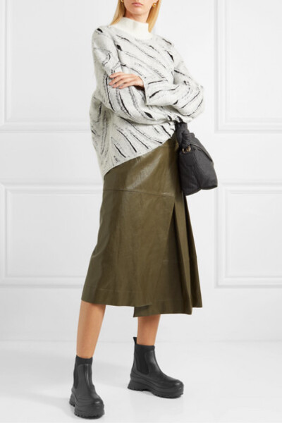 
在 Stella McCartney 2019 早秋发布会上，为我们展示实用风造型的模特，每一位都踏着这款帅气的黑色踝靴，展现出浓浓酷感。单品外型借鉴了户外登山靴的设计，采用环保的科技皮革打造而成，靴口设有带弹力的氯丁橡胶…