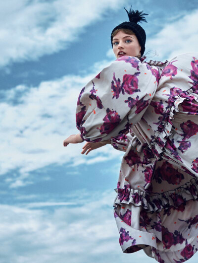 英国版 Vogue 8月刊 #fashion editorial# | Up up and away~~
摄影：Arthur Elgort
模特：Fran Summers
#时尚# ​​​