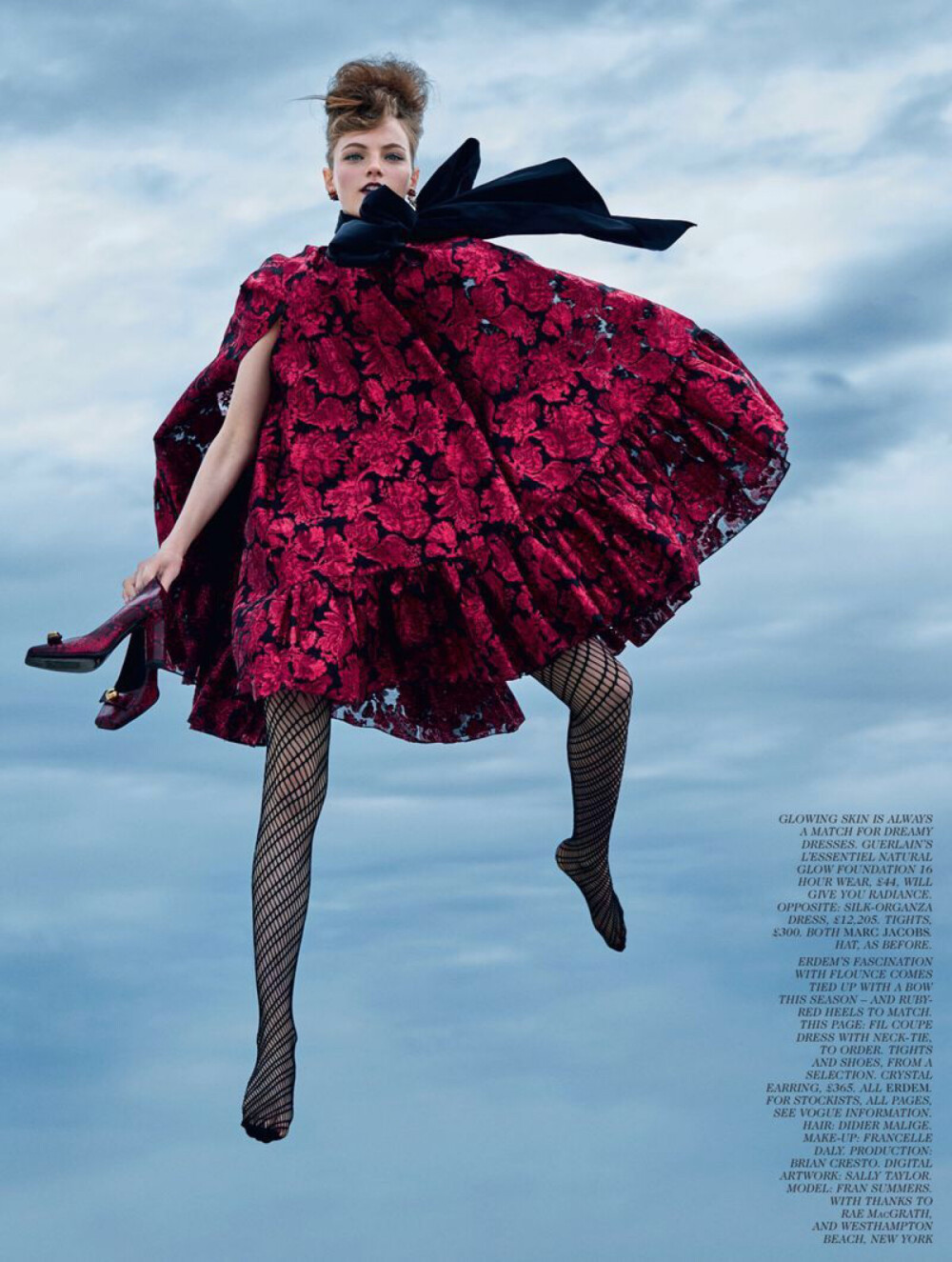 英国版 Vogue 8月刊 #fashion editorial# | Up up and away~~
摄影：Arthur Elgort
模特：Fran Summers
#时尚# ​​​