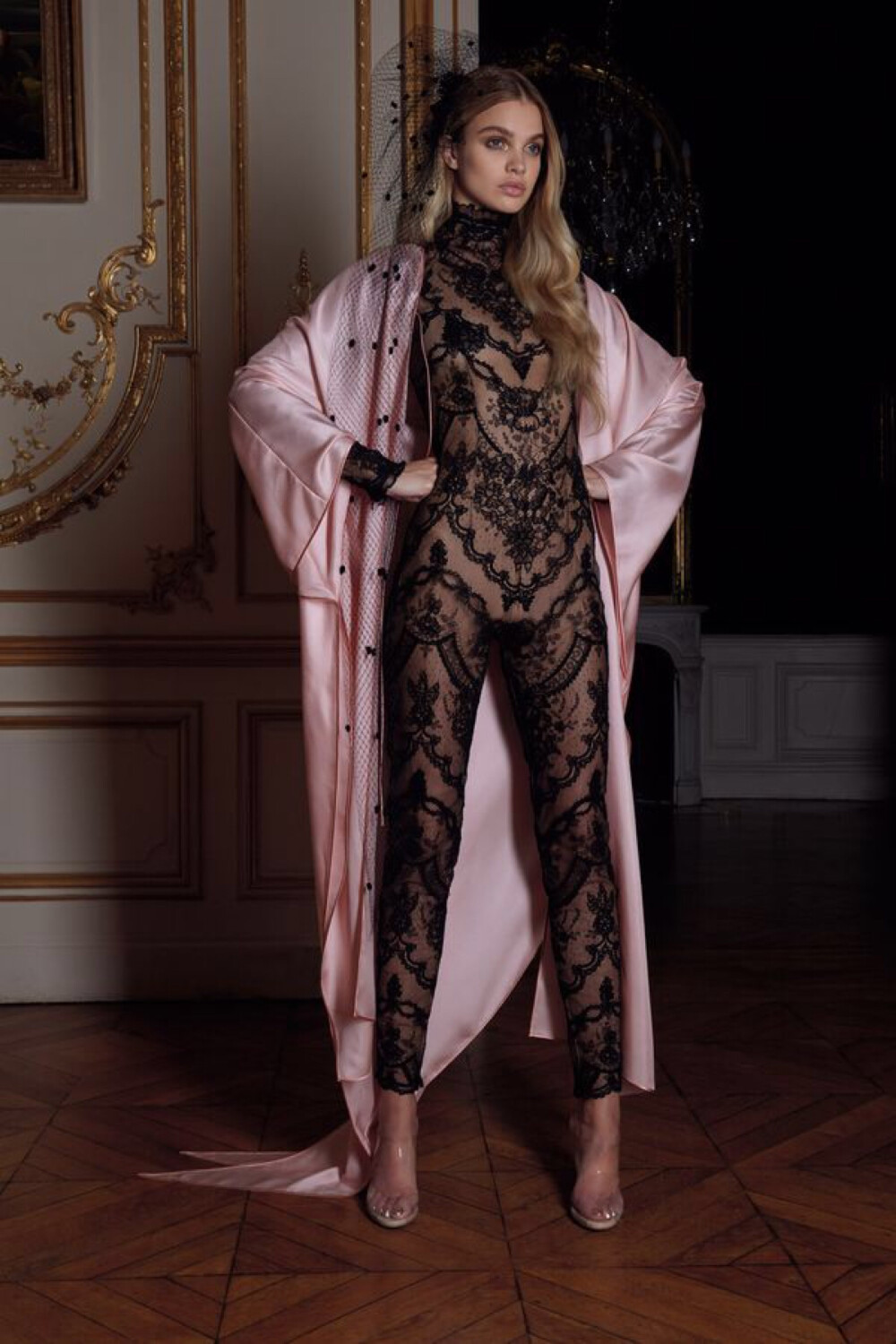 Alexis Mabille 2019 秋季高定 | Lady Gaga，Dita Von Teese和Rihanna曾经都穿过Alexis Mabille的作品。在19世纪豪宅镀金房间举行的发布上，模特演绎了极简主义、极繁主义、内向和外向等截然不同的对比风格。#高定时装周拾遗# #时尚[超话]# ​​​