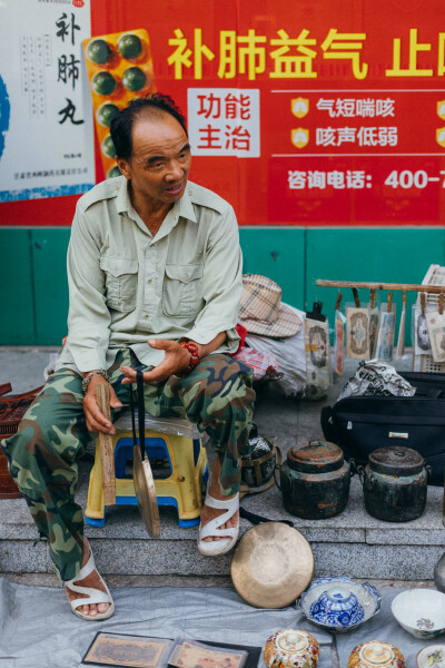 哪里有故事，哪里的饭菜香
摄影：洪小漩
中秋节，凌晨赶回家，草草睡了一夜。早上7点，被饿醒的阿科叫我起床。于是，洗漱完上好香，我们跟着妈妈上班的脚步，来到集市觅食。
记忆中似乎是农历的逢三、五、八是岩…